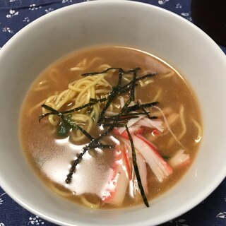 カニカマと刻み海苔の味噌ラーメン